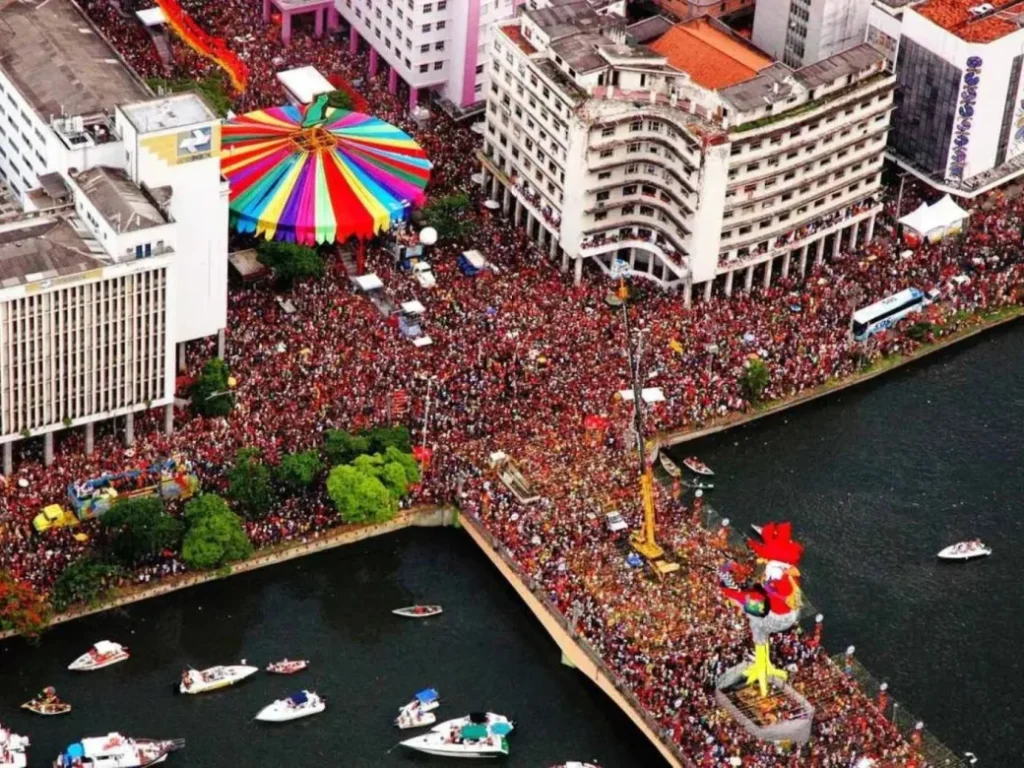 Carnaval no Recife e Olinda com blocos de rua e foliões durante festa tradicional