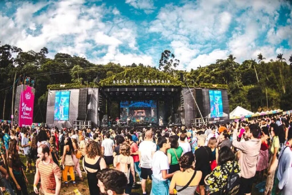 Público se divertindo em meio às montanhas durante o Rock The Mountain 2026 em Petrópolis