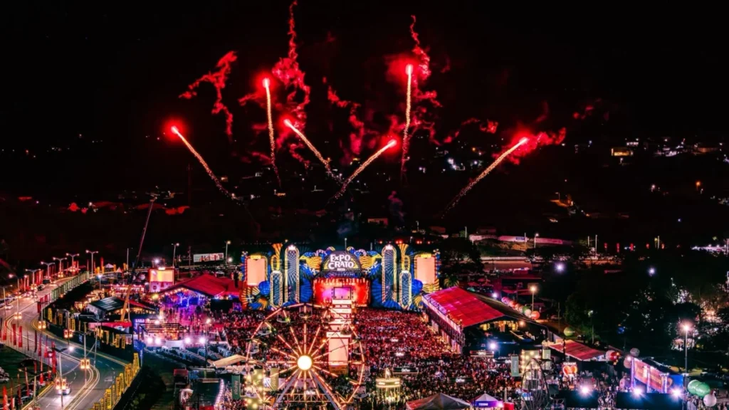 Expocrato 2026 com artistas e público em celebração musical