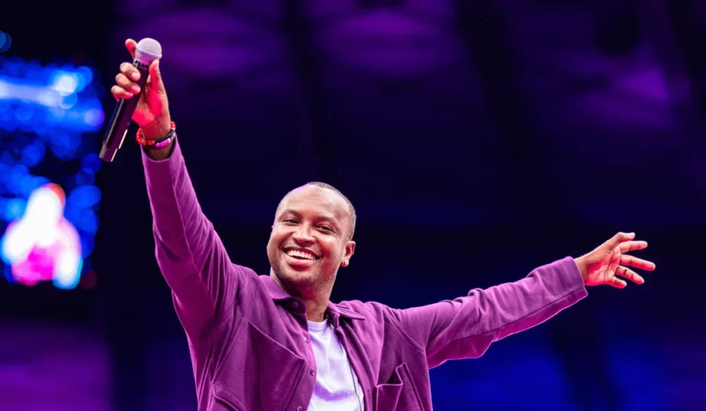 Thiaguinho se apresentando ao vivo durante um show de pagode