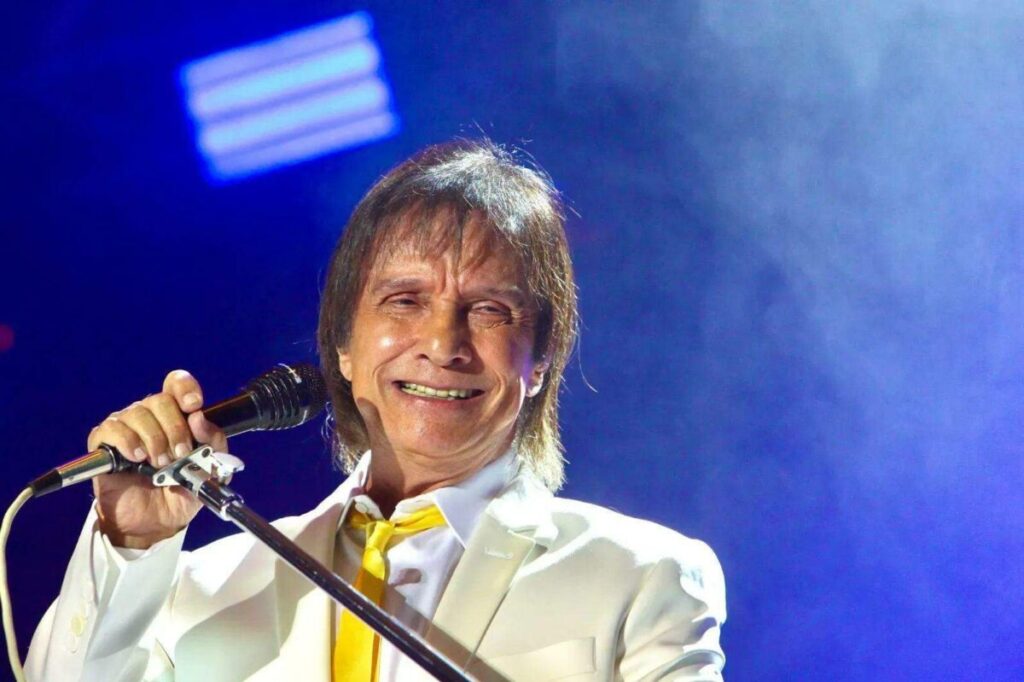 Roberto Carlos se apresenta em show especial em Praia Grande, SP.