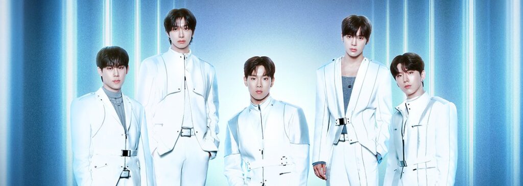 Monsta X em uma performance ao vivo, com iluminação vibrante e interação com o público