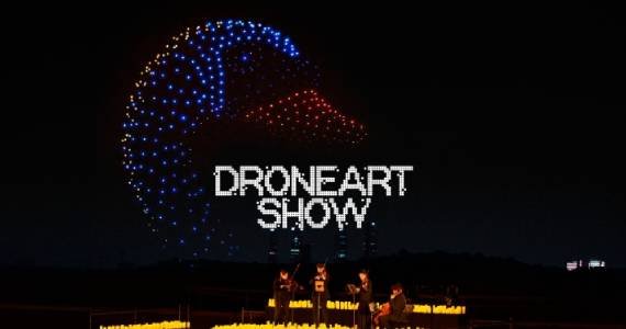 Uma apresentação de drones iluminados sobre o Parque Villa-Lobos durante o DroneArt Show em São Paulo