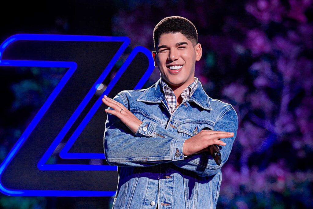 Zé Vaqueiro durante uma apresentação ao vivo, encantando o público com sua música