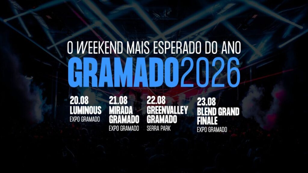 Pessoas se divertindo no Gramado Weekend 2026, com palco de música ao fundo e decoração festiva.