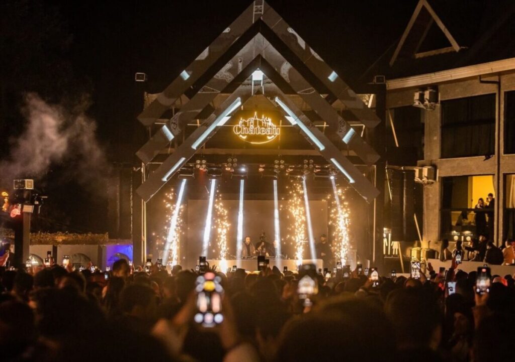 Festival Chateau em Campos do Jordão com público animado e natureza ao fundo