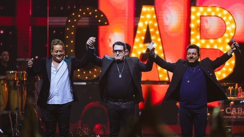 Leonardo e Marrone se apresentando no evento Cabaré