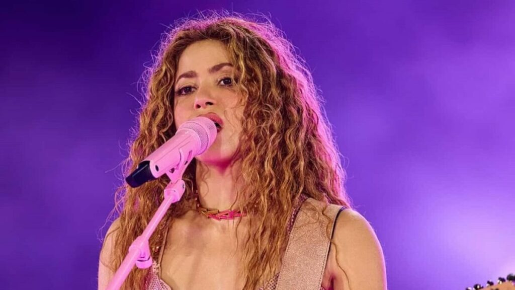 Shakira se apresentando em um show ao ar livre na Praia de Copacabana, Rio de Janeiro
