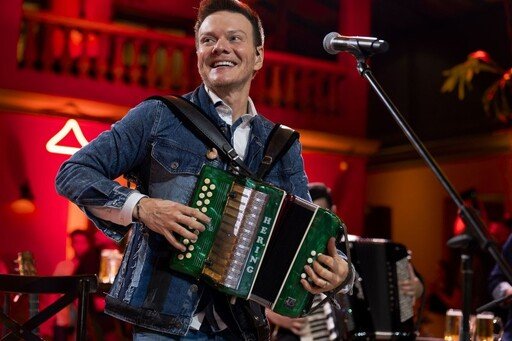 Michel Teló se apresentando em um show ao ar livre em São Gabriel