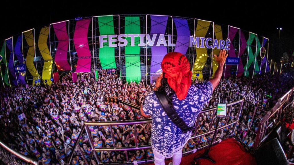 Público vibrante no Festival Micarê 2026 em Brasília, com trios elétricos e abadás coloridos