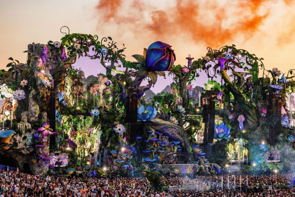 Público desfrutando do festival Tomorrowland Brasil 2027 com decoração mágica e performances de artistas de música eletrônica
