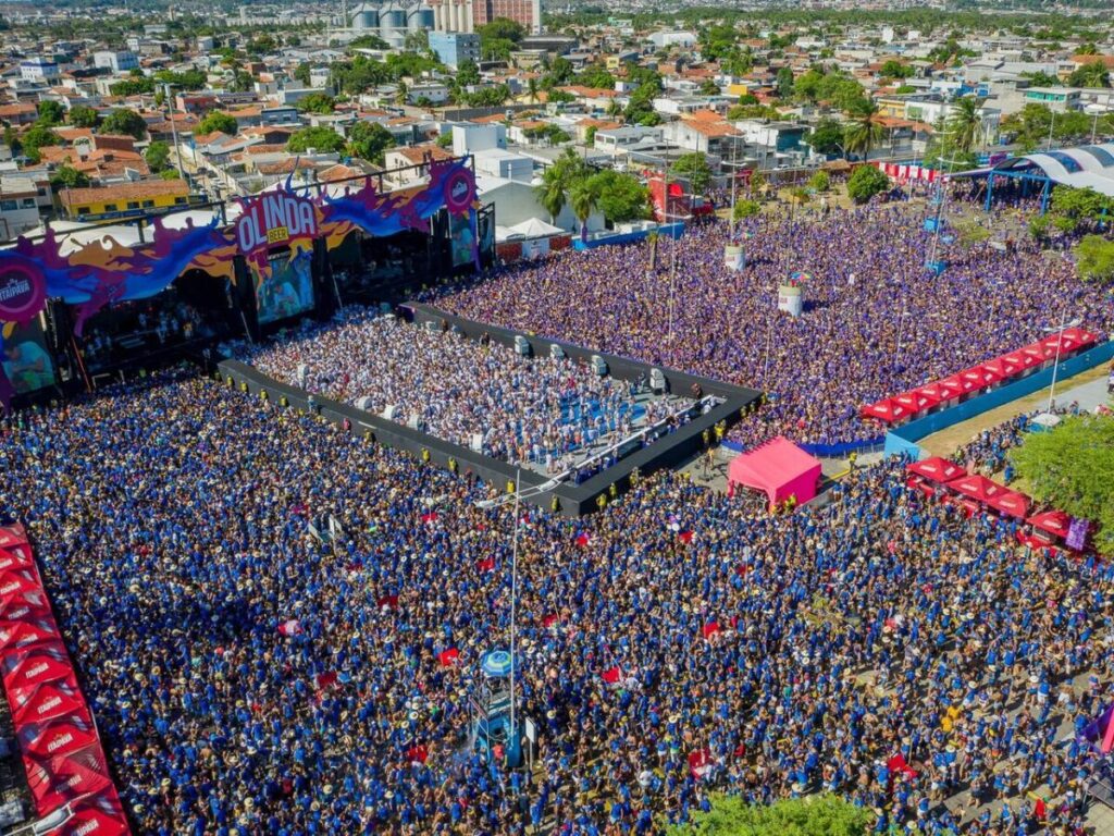 Público no evento Olinda Beer com palco e shows ao vivo