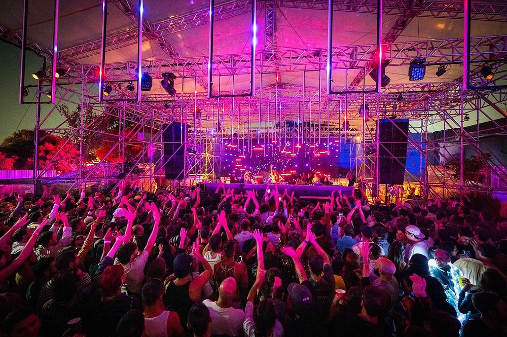 Gop Tun Festival 2026 em São Paulo com público vibrando ao som de música eletrônica