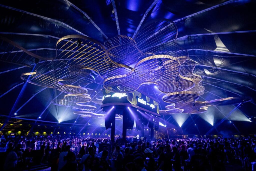 Evento Dubdogz no Laroc Guarujá com vista para o mar