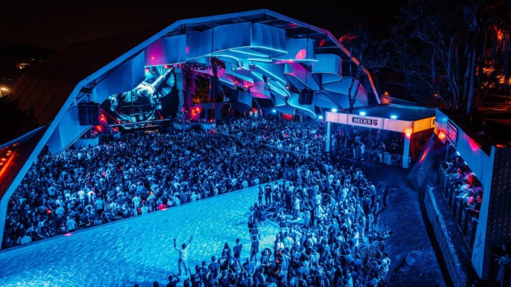 DJ Axwell se apresentando no Laroc Club em Valinhos, SP, durante o evento de música eletrônica em 2026.