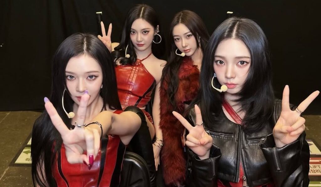 Aespa se apresenta ao vivo, com Karina, Winter, Giselle e Ningning em destaque no palco durante sua turnê mundial.