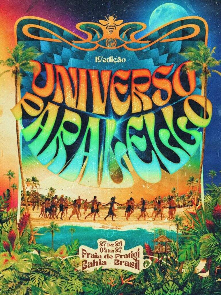 Festival Universo Paralello 2026/2027 com público dançando sob luzes psicodélicas na Praia de Pratigi