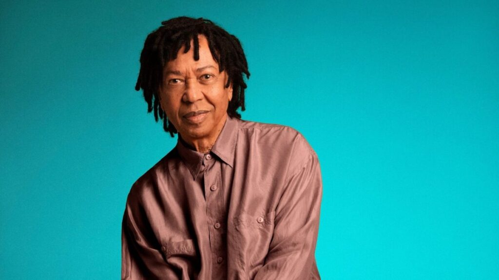Cartaz da turnê Djavanear 50 anos com Djavan em destaque