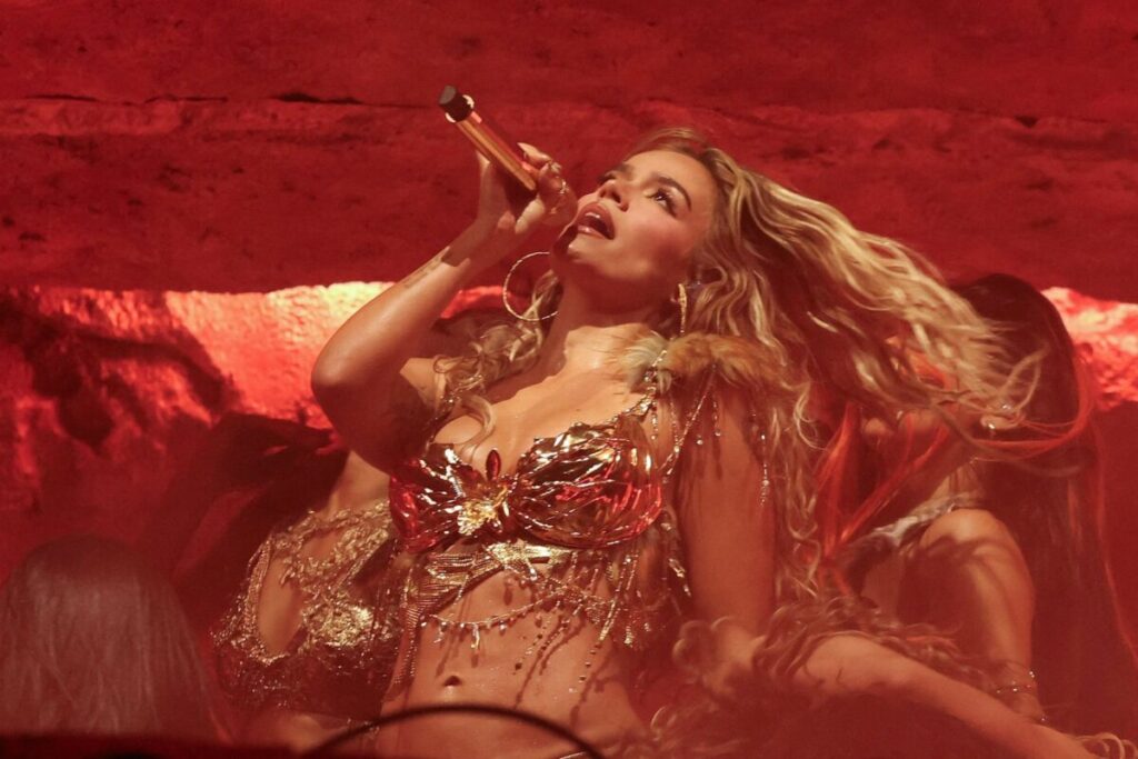 Karol G se apresentando em seu show