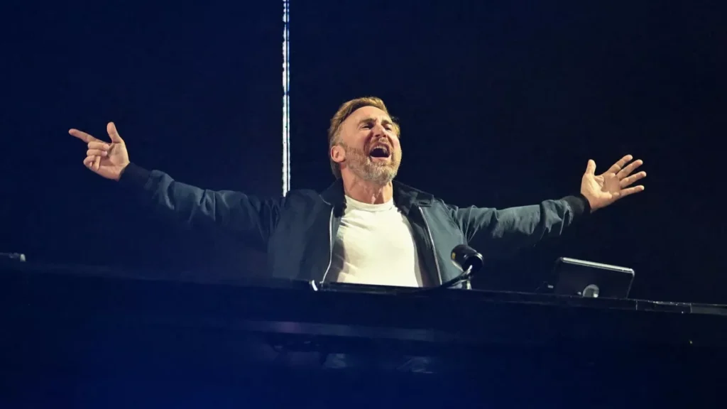 David Guetta se apresentando em um festival de música eletrônica
