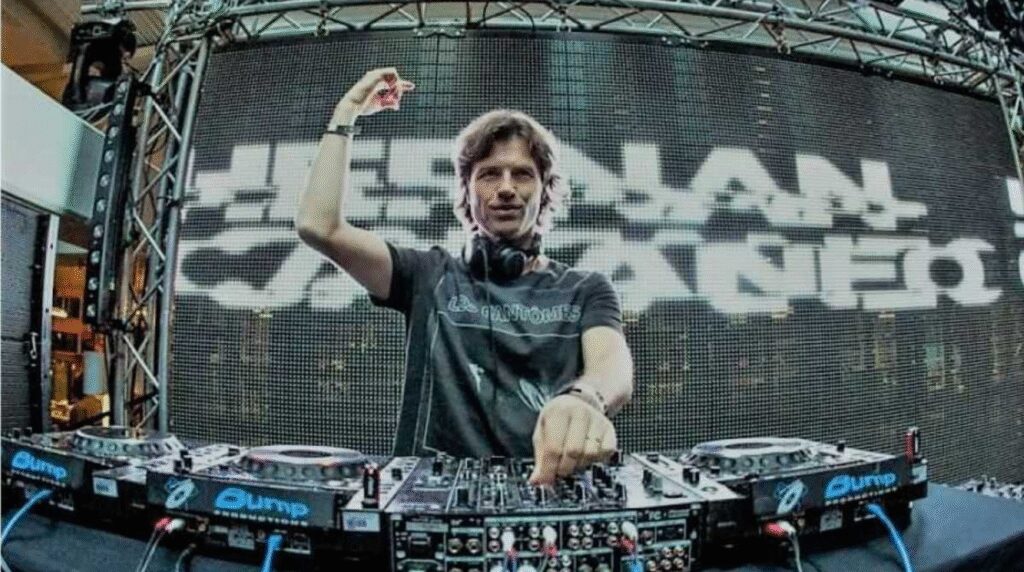 Hernan Cattaneo se apresentando no AME Club em Valinhos