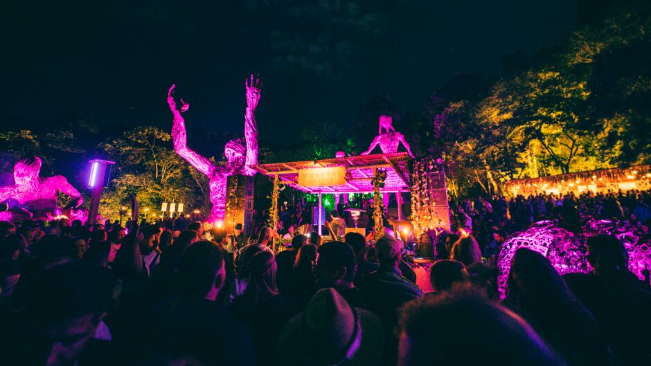 Muriqui Sounds 2026 festival em Ibitipoca, MG com esculturas de ferro e natureza ao fundo