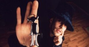 Jamiroquai se apresentando ao vivo em palco durante turnê