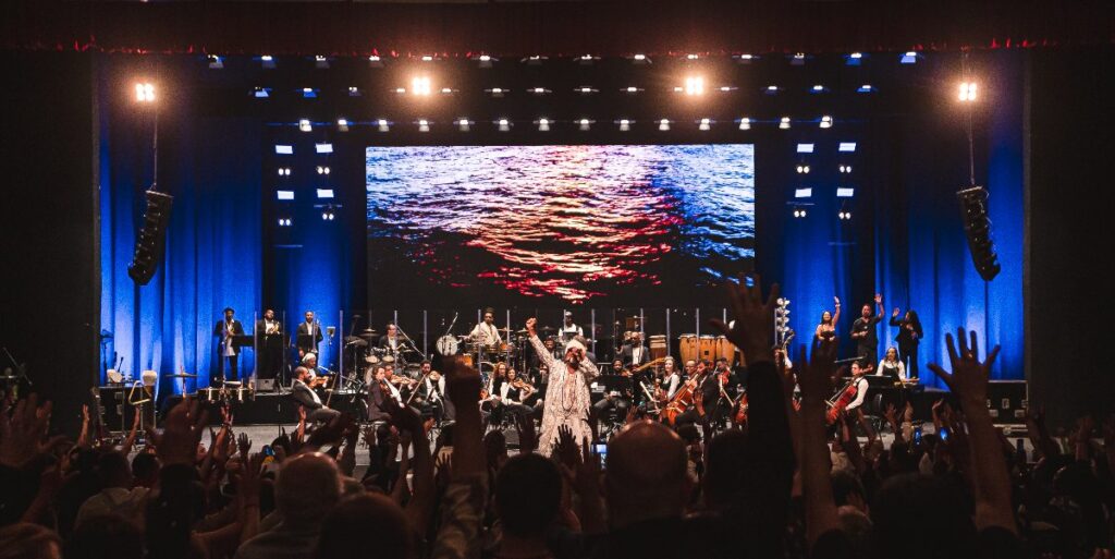 Carlinhos Brown e Orquestra Ouro Preto durante apresentação do SulAmérica Sessions