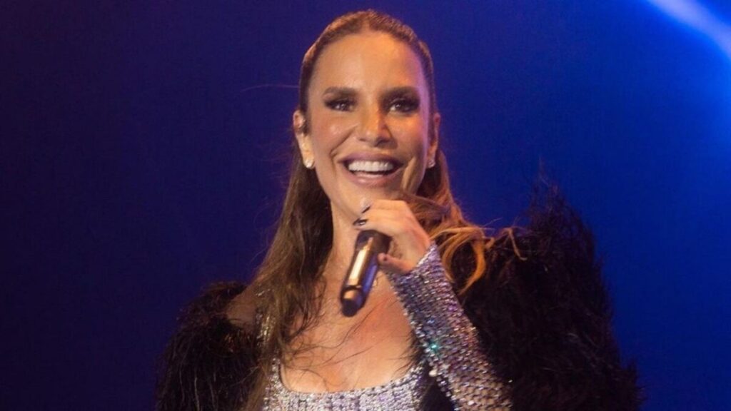 Ivete Sangalo se apresentando ao vivo durante a turnê Ivete Clareou em 2026