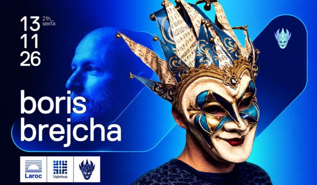 Boris Brejcha se apresentando no Laroc Club, com sua famosa máscara veneziana e iluminação vibrante durante a performance.