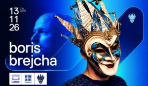 Boris Brejcha se apresentando no Laroc Club, com sua famosa máscara veneziana e iluminação vibrante durante a performance.