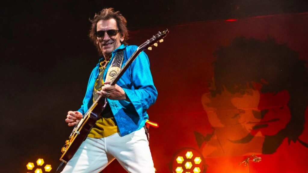 Ronnie Wood se apresentando ao vivo no show em São Paulo