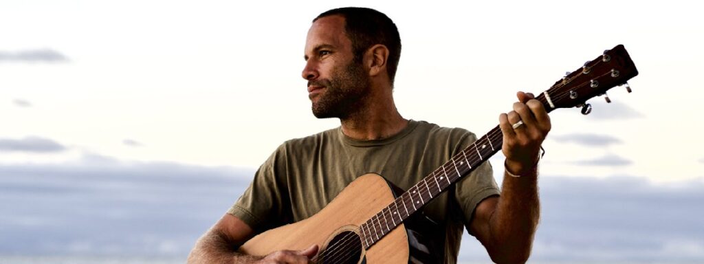 Jack Johnson se apresentando durante a turnê SURFILMUSIC no Brasil em 2027
