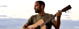 Jack Johnson se apresentando durante a turnê SURFILMUSIC no Brasil em 2027