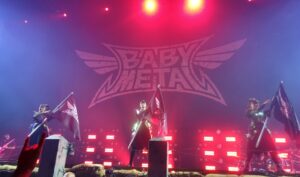 Show da banda BABYMETAL em São Paulo, com público animado e palco iluminado