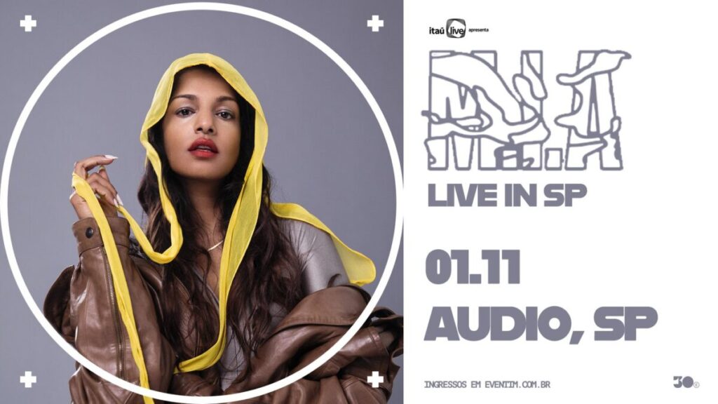 M.I.A. performando ao vivo em um show energético.