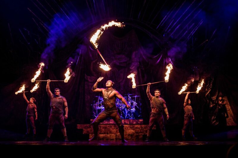 Artista acrobático do Cirque du Soleil em cena do espetáculo Alegría
