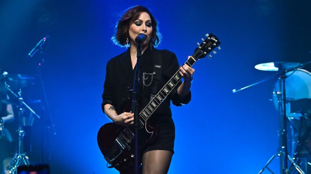 Pitty durante um show da turnê 2026