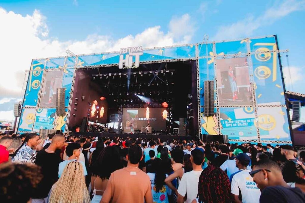 Público curtindo o Festival HIT Salvador com artistas de rap, trap e funk ao vivo.