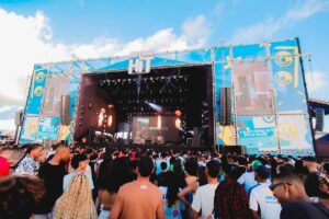Público curtindo o Festival HIT Salvador com artistas de rap, trap e funk ao vivo.