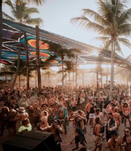 Festival Universo Paralello 2026/2027 na Praia de Pratigi, Ituberá, Bahia, com artistas se apresentando em um cenário paradisíaco.