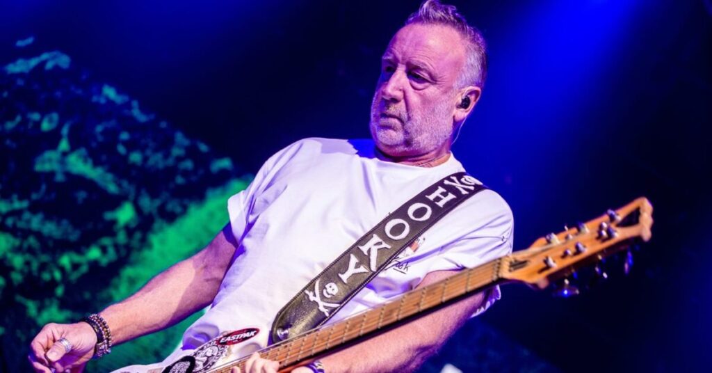 Peter Hook durante show ao vivo em São Paulo