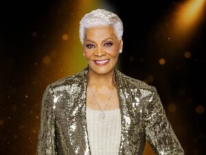Dionne Warwick em performance ao vivo durante sua turnê de despedida