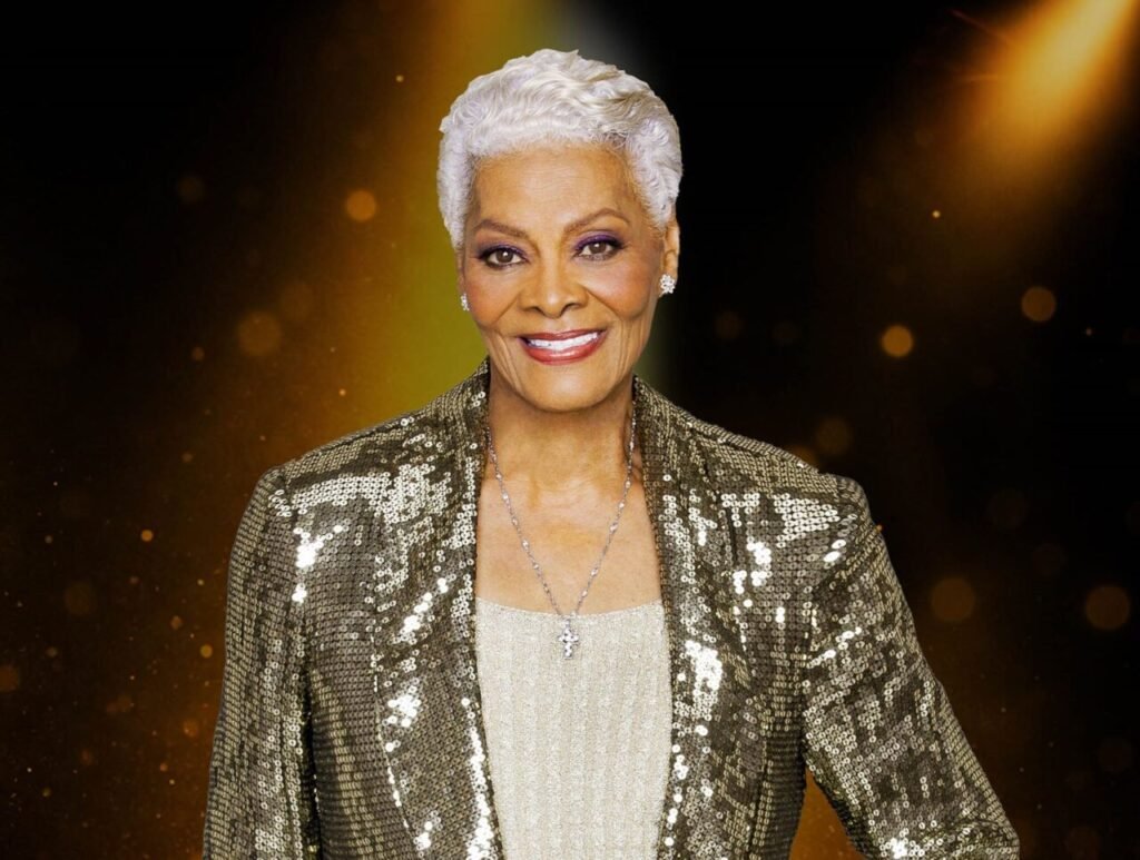 Dionne Warwick em performance ao vivo durante sua turnê de despedida