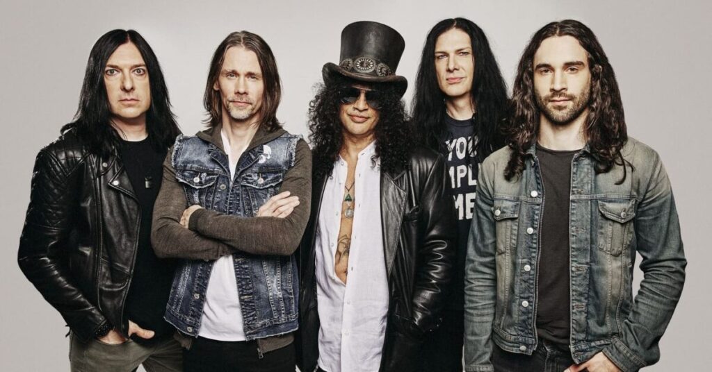 Slash durante apresentação ao vivo com Myles Kennedy e The Conspirators