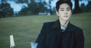 Suho, líder do EXO, se apresentando em um palco durante sua turnê solo no Brasil.